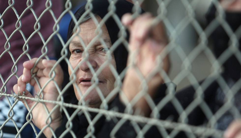 Una palestina de Gaza espera el retorno de familiares de la peregrinación a La Meca en la frontera de Rafah con Egipto.