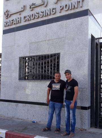 Ziad Jubsi (izquierda), espera el regreso de sus padres de la pregrinación a a La Meca en el paso de Rafah. A su lado, Mohamed Assa, de 17 años, espera una oportunidad para poder estudiar en Egipto.
