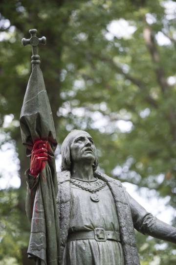 La estatua de Colón en Central Park, Nueva York, con las manos pintadas de rojo.