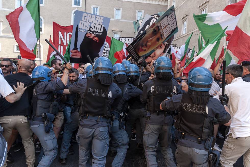 La policía italiana disuelve una manifestación delante del Senado contra la aprobación de la ley Ius Soli.