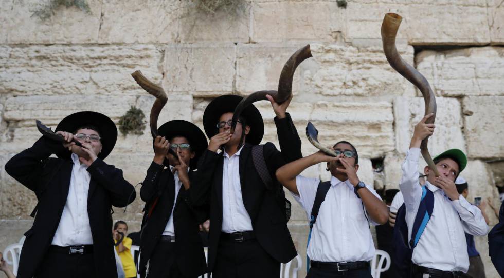 Varios ultraortodoxos tocan el shofar ante el Muro de las Lamentaciones en vísperas del Año Nuevo Judío.