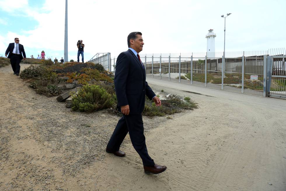El fiscal general de California, Xavier Becerra, junto a la valla fronteriza en San Diego.