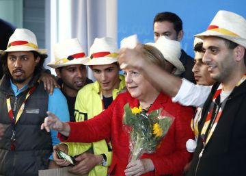 La canciller alemana, Angela Merkel, posa con un grupo de refugiados tras un mitin en Schwerin, al este de Alemania.   
