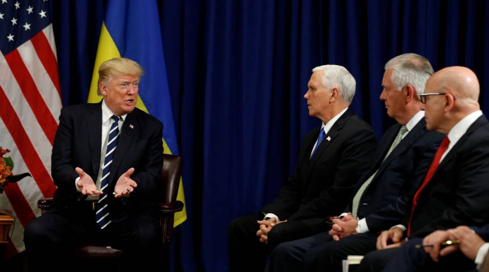 Donald Trump com seu vice-presidente, Mike Pence, o secretário de Estado, Rex Tillerson, e o conselheiro de Segurança Nacional.