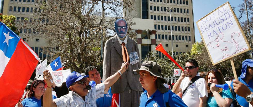 Protesta de funcionarios frente al Congreso chileno, en 2016, para pedir una subida salarial.