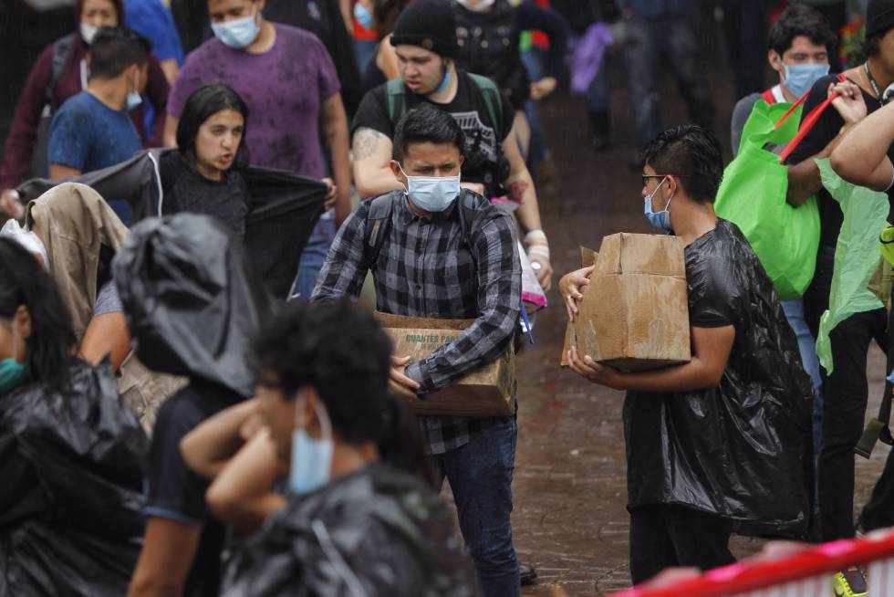 Jóvenes voluntarios reciben víveres en un centro de acopio para las víctimas del terremoto en Ciudad de México