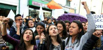 Un grupo de mujeres protesta en Bogotá contra la violencia de género.