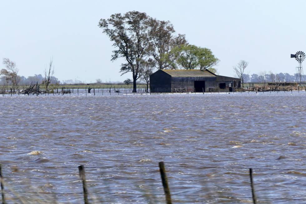 Una casa de campo rodeada por el agua en el partido de General Villegas, provincia de Buenos Aires".