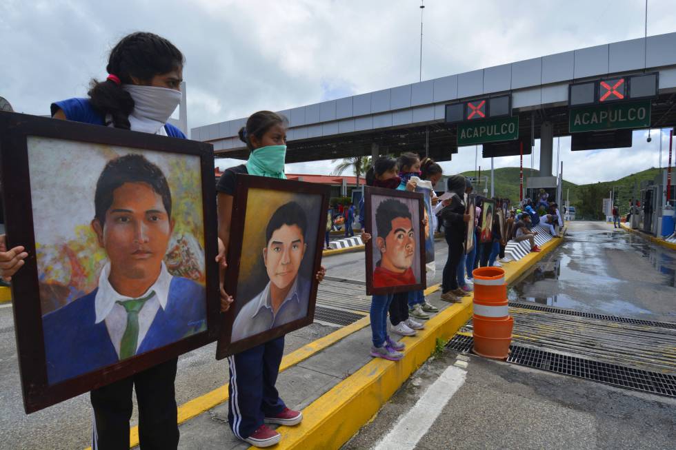 Familiares de los 43 protestan en un peaje de Guerrero. 