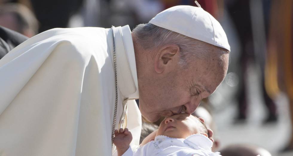 El papa Francisco bendice a un recién nacido durante su audiencia general de los miércoles.