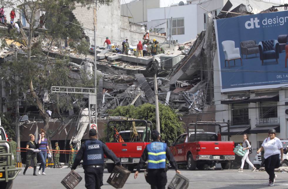 Trabajos de rescate en uno de los edificios colapsados en la Ciudad de México.