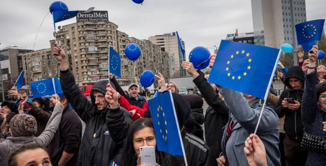 Ciudadanos rumanos se manifiestan con banderas de la Unión Europea, en marzo en Bucarest.