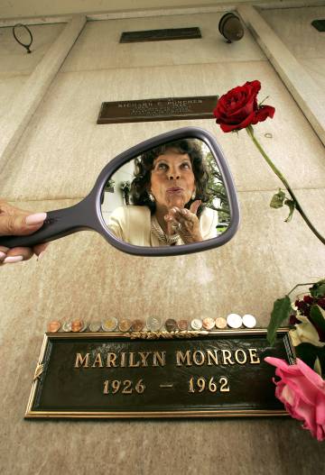Elsie Poncher, en 2009, mirando el nicho de su difunto esposo.