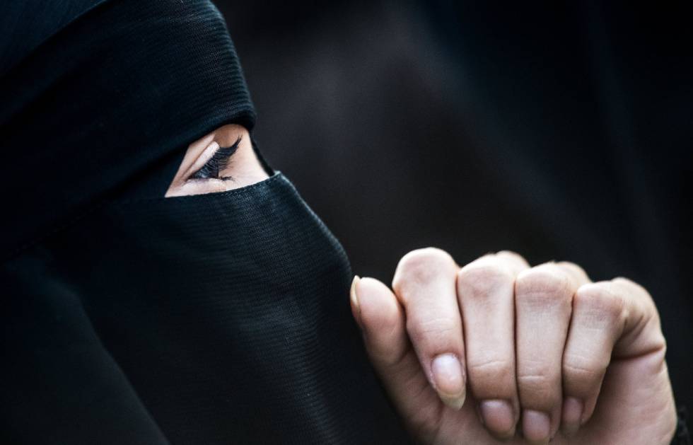 Una mujer con 'niqab' en una protesta este domingo en Viena contra la ley que multa este tipo de prenda. 