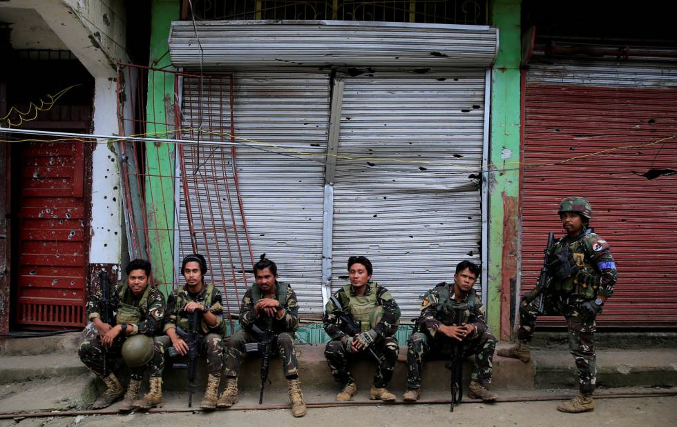 Los soldados filipinos se toman un respiro en un edificio dañado en el distrito de Mapandi, en Marawi city,en la isla de Mindanao