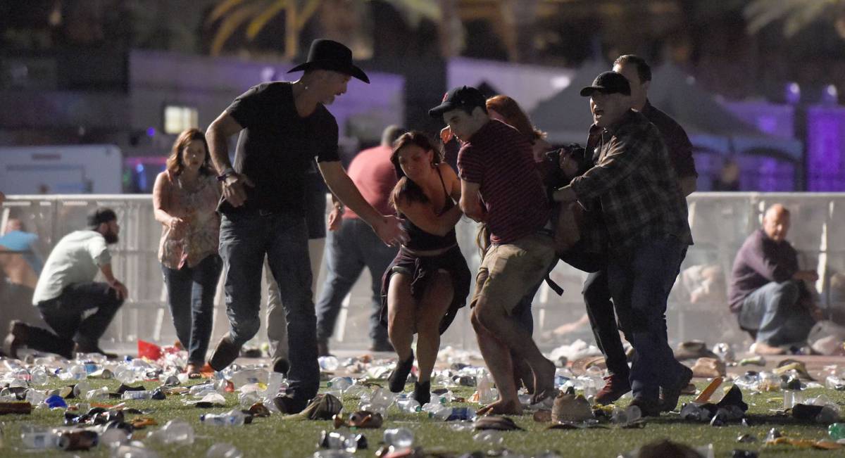 Un grupo de personas carga a un herido tras el tiroteo ocurrido en Las Vegas. 