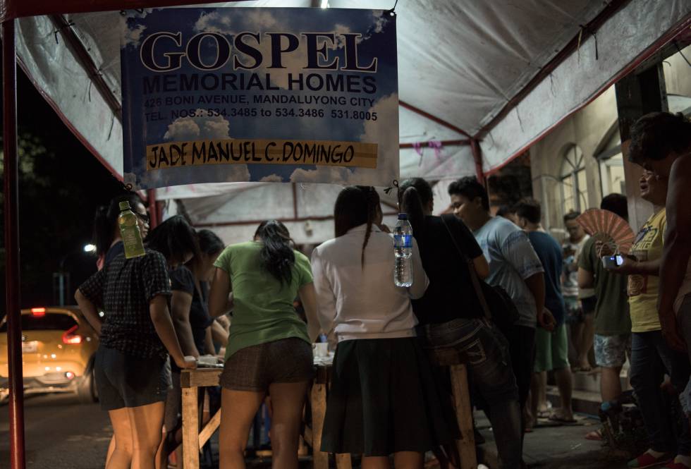 Pessoas jogando bingo no velório, uma forma da família pagar o funeral.