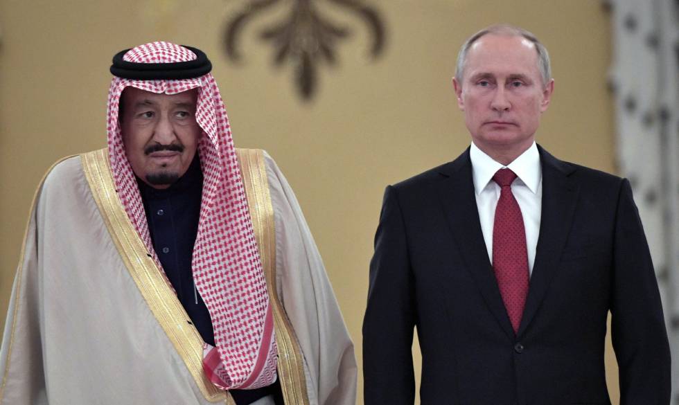 El presidente ruso, Vladímir Putin (d), recibe al rey de Arabia Saudí, Salman bin Abdelaziz (i), durante su visita en el Klemlin, este jueves 5 de octubre.