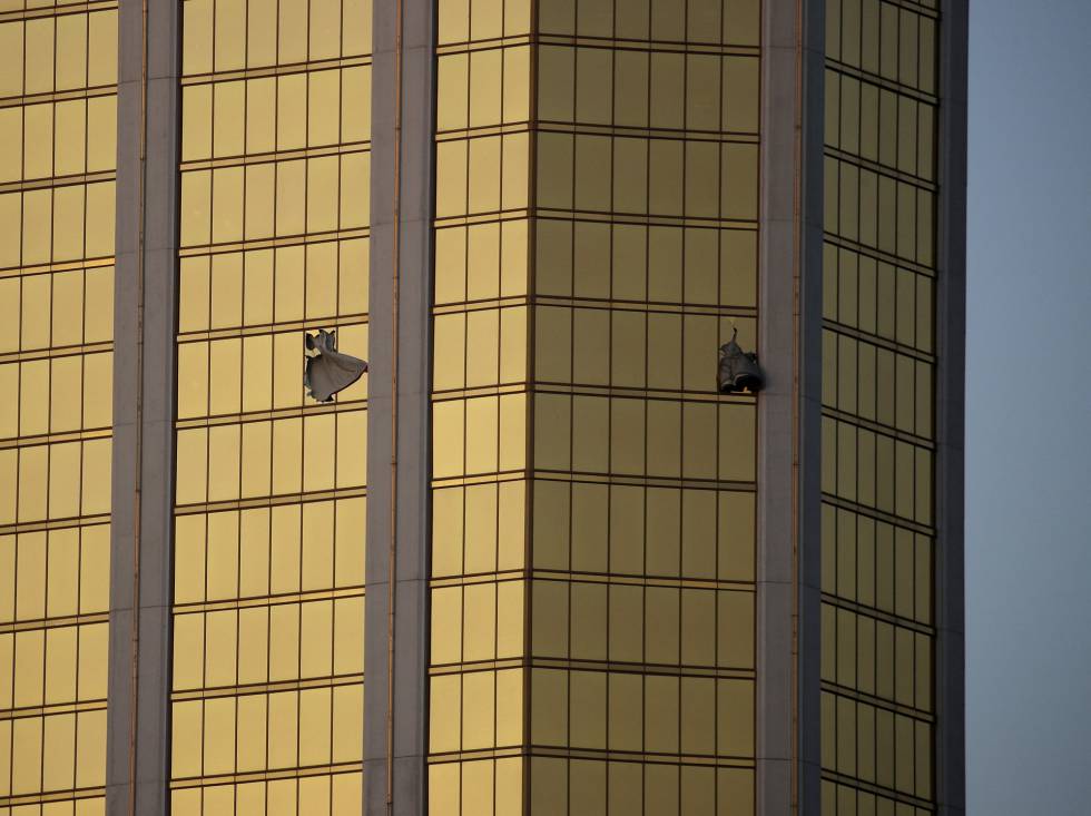 Las ventanas por las que disparó Paddock, en el hotel Mandalay Bay.
