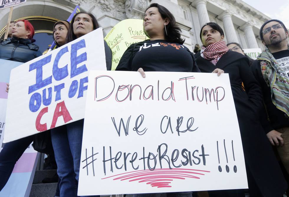 Manifestación en San Francisco contra Donald Trump, en enero. El cartel de la izquierda dice "policía de inmigración fuera de California". 