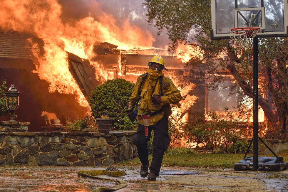 Un bombero en el incendio de Anaheim Hills, California, el lunes.