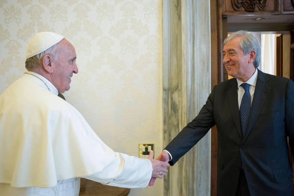 El papa Francisco saluda al ex auditor general del Vaticano, Libero Milone (izq.) el pasado abril.