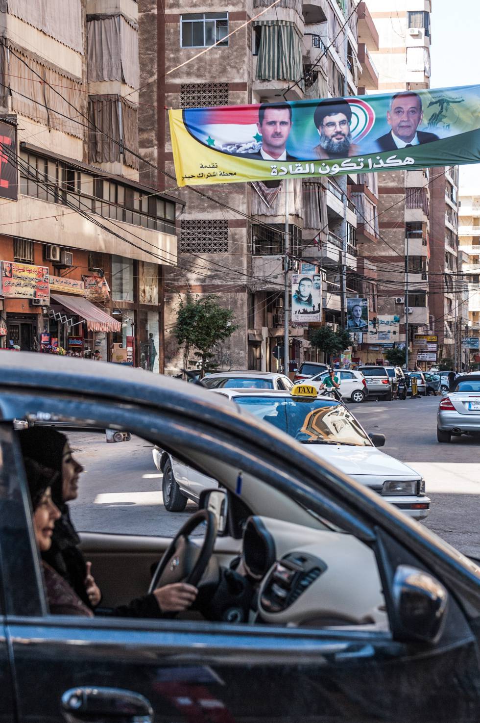 Dos mujeres conducen por una de las avenidas más concurridas de Dahie, periferia sur de Beirut