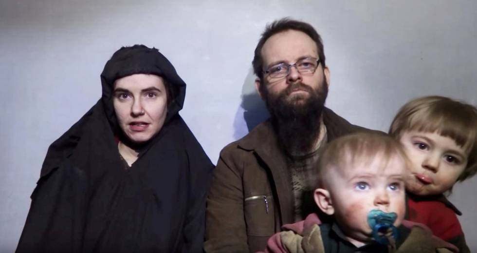 Caitlan Coleman (izq) junto a su marido, Joshua Boyle, y dos de sus tres hijos en un vídeo difundido por los talibanes el 19 de diciembre de 2016.