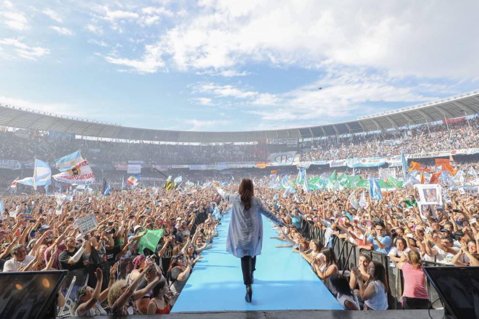 Cristina Fernández de Kirchner ingresa al estadio de Racing para el acto de cierre de campaña en Avellaneda.