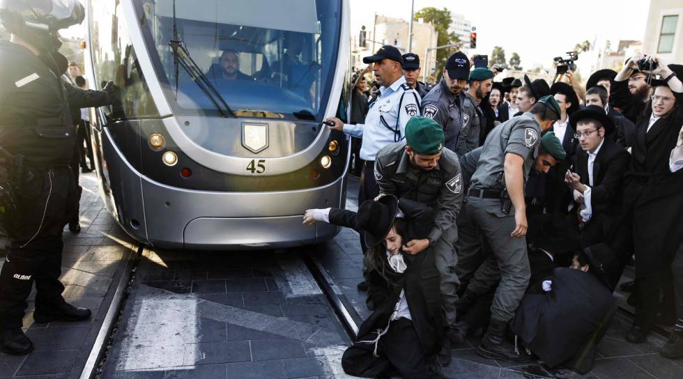 La policía dispersa a manifestantes ultraortodoxos que cortan el paso al tranvía en el centro de Jerusalén.