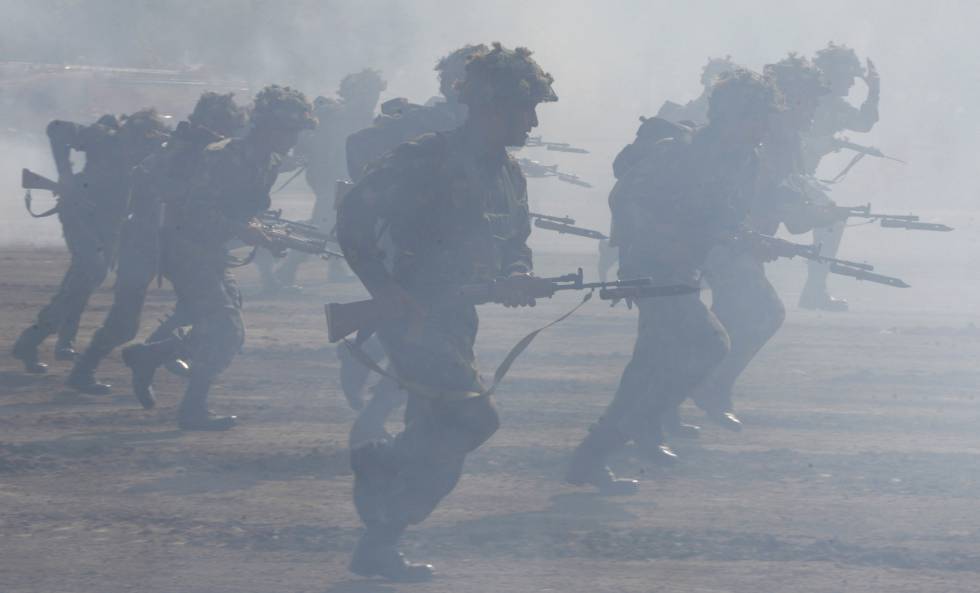 Soldados indios participan en unas maniobras militares, en el oeste del país en 2008. 