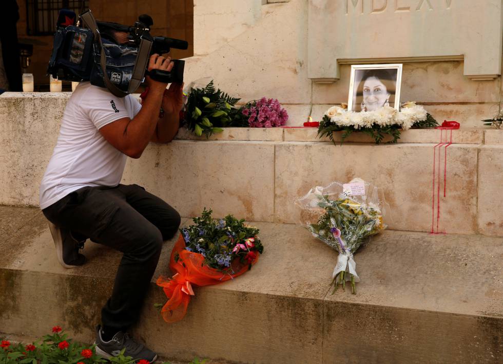 Un periodista graba la foto de la bloguera asesinada.