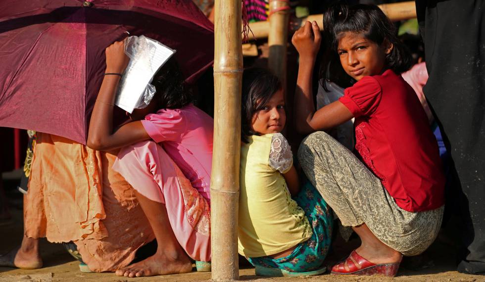 Refugiados rohingya hacen fila para recibir ayuda humanitario en el campo de refugiados de Balukhali, cerca de Cox's Bazar, Bangladés