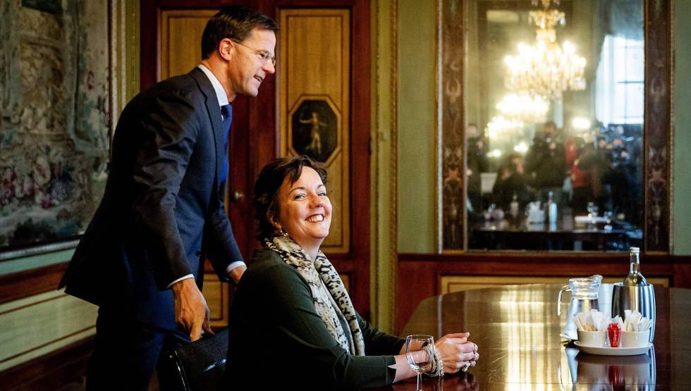 El primer ministro Rutte, junto a la secretaria de Asuntos Sociales y Empleo Tamara van Ark, este lunes en La Haya.