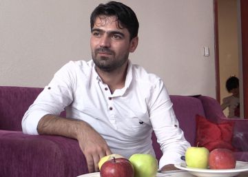 Syrian refugees begin the journey back home