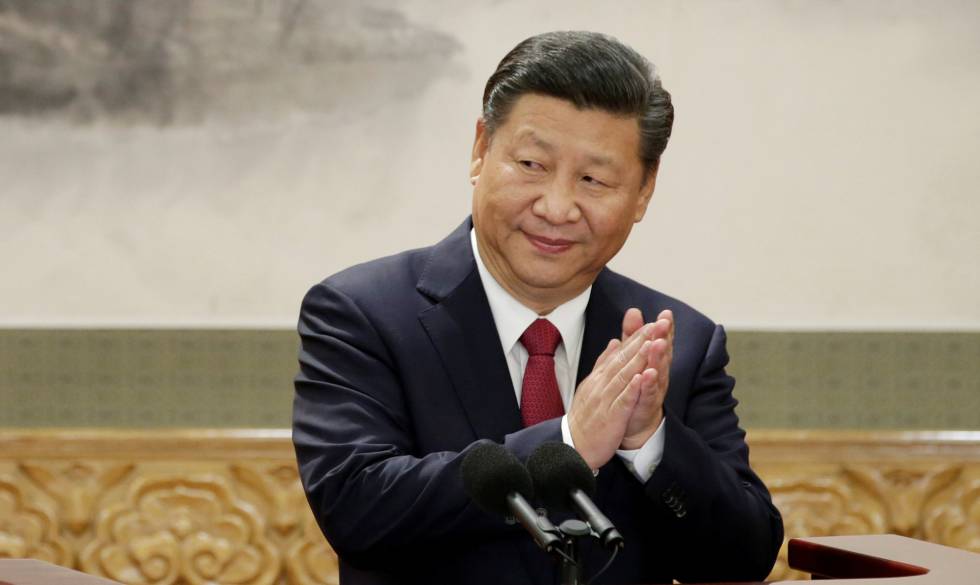 El presidente chino, Xi Jinping, aplaude tras su discurso con los nuevos miembros del Politburo, este miércoles en Pekín.