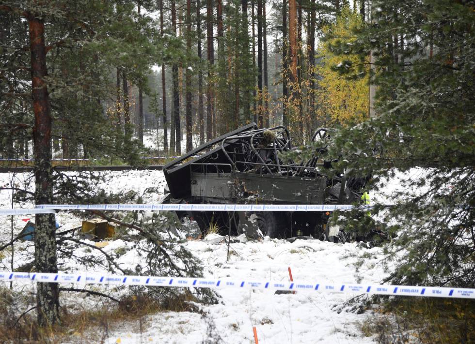 Un camión militar colisionado en el sur de Finlandia este jueves.