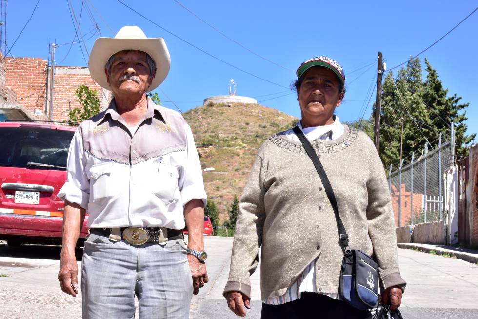 J. I. Martí­nez y Guadalupe Jasso, delante del cerro donde quieren construir la virgen.