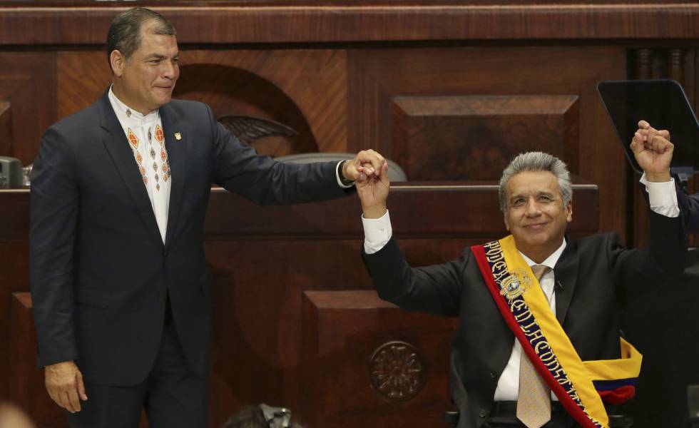 Rafael Correa levanta la mano de Lenín Moreno