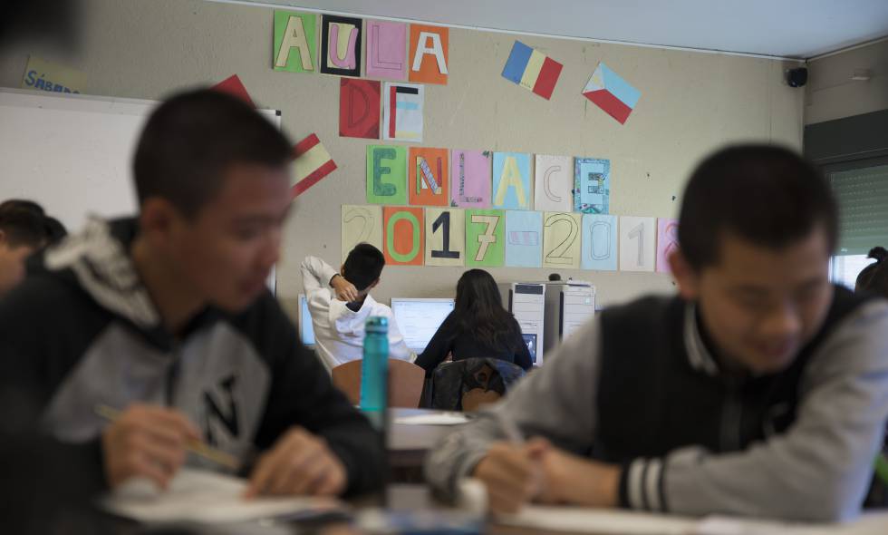 Alumnos en el aula de enlace del colegio Padre Piquer.