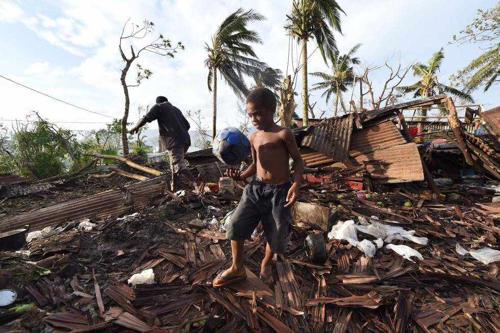 Un niño juega sobre las ruinas de su hogar tras el paso del ciclón Pam en Port Vila, Vanuatu.