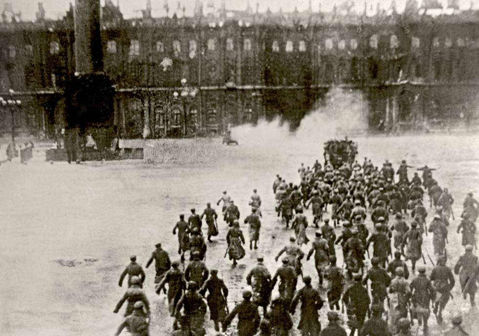 Fotograma de '100 años que estremecieron al mundo', sobre el asalto al Palacio de Invierno el 25 de octubre de 1917.