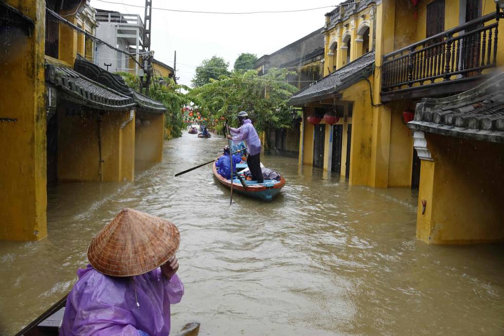 Inundación por el tifón Damrey, ayer en Hoi An (Vietnam). 