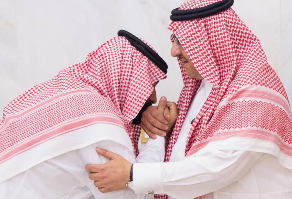 Mohamed Bin Salman (MBS) besa la mano del principe Mohamed Bin Nayef en el palacio real de la Meca.
