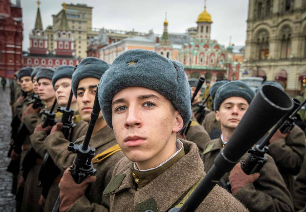 Soldados russos ensaiam para o desfile na praça Vermelha de Moscou do 7 de novembro.