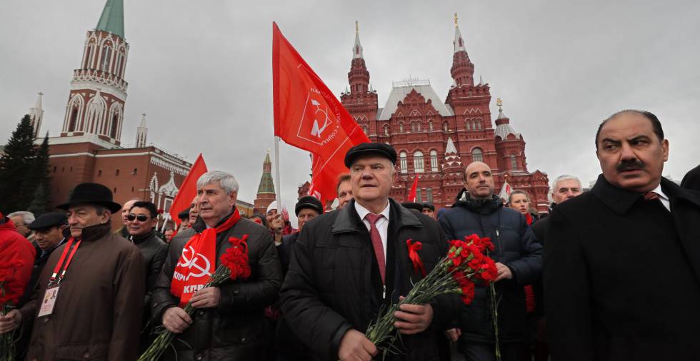 Miembros del Partido Comunista, en el Mausoleo de Lenin en Moscú, este domingo.