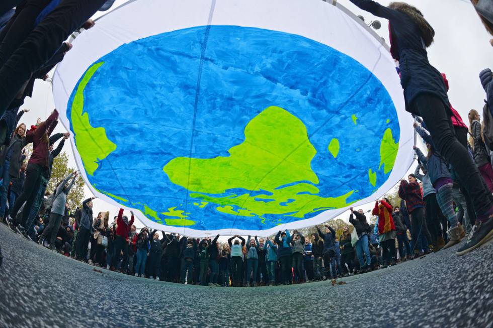 Activistas se manifiestan durante la jornada inaugural de la COP23 en Bonn.  