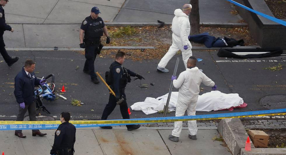 Las fuerzas de seguridad investigan la escena del ataque perpetrado por Sayfullo Saipov el pasado 31 de octubre en Manhattan.
