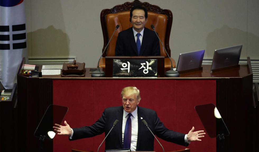 Trump da un discurso en la Asamblea Nacional en Seúl.