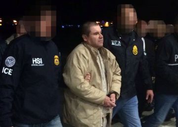 Joaquín Guzmán en el momento de ser extraditato a Estados Unidos